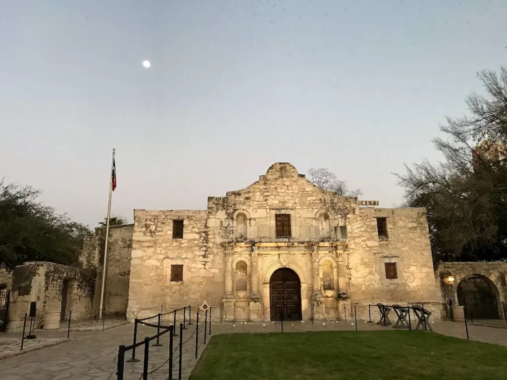 Mission San Antonio de Valero aka The Alamo at sunset. photo credit: Leanne Fromm